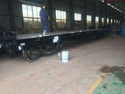 De Wagen Vlakke Wagen die van de spoorwegcontainer Veelvoudige Ladingen laadt